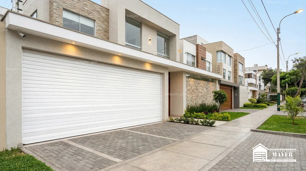 Puerta enrollable blanca fachada piedra