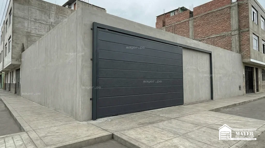 Puerta garaje corrediza gris moderna