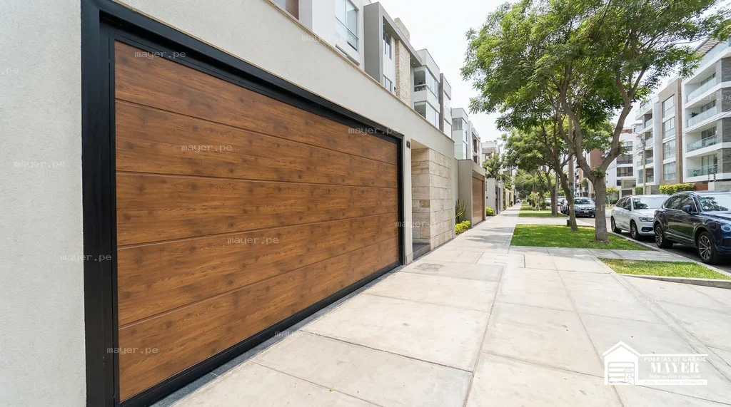 Puerta levadiza tipo madera vista diagonal amplia